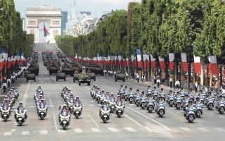 Mise à l’honneur sur les Champs Elysées des forces de secours  déployées après l’Irma