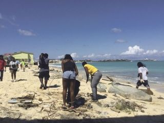 Le groupe des bénévoles de Clean Saint-Martin était réuni dimanche dernier pour le nettoyage de la plage de Sandy Ground.