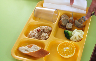 Un plateau repas type pour un enfant de maternelle.