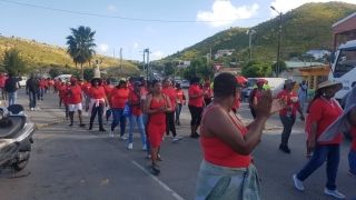 Mercredi matin, les grévistes entamaient une marche dans les rues de Marigot, aux rythmes de la chanson emblème du collectif guadeloupéen LKP, Saint-Martin sé tan nou...