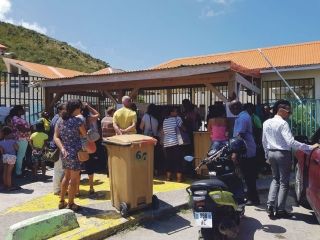Les parents réunis devant l’école primaire Elie Gibs à Grand-Case